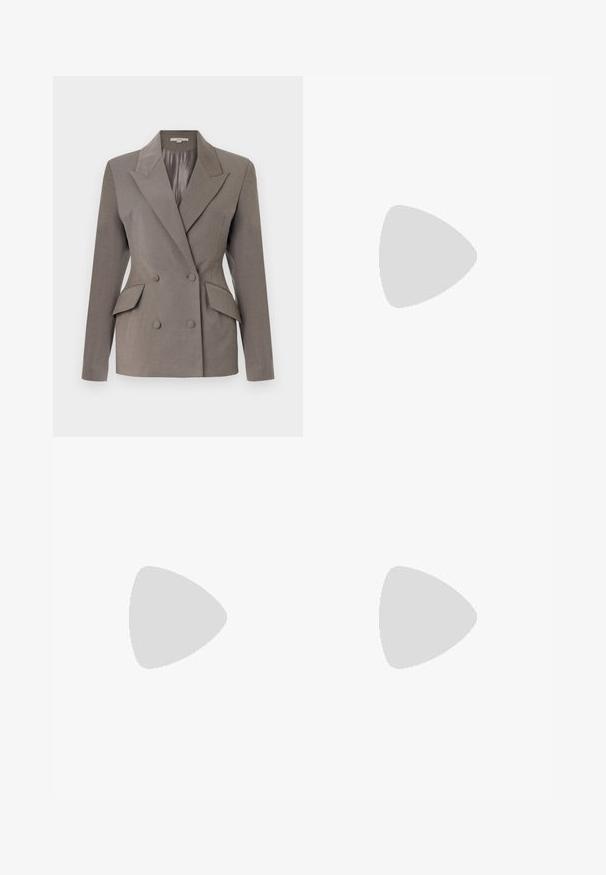 Šedý dvouřadý blazer se saténovou podšívkou, špičatými klopami, dvěma předními kapsami a zapínáním na dva knoflíky. Přiléhavý střih s výraznými rameny.; Bílá košile s dlouhými rukávy a vypasovaným pasem, s lesklým páskem jako akcentem. Vyrobena z hladké, lehké látky.; Tmavě hnědé kalhoty s širokými nohavicemi a vysokým pasem, s elegantně vyžehlenými puky, hladkou texturou a přesným střihem.; Černé kožené vysoké muly s otevřenou špičkou, špičatým designem, hladkým povrchem a štíhlým jehlovým podpatkem.