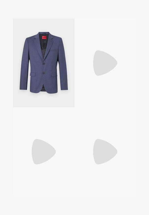 Blazer blu navy in tessuto liscio con un design strutturato, dotato di due tasche frontali e chiusura a un bottone. Etichettato all'interno.; T-shirt bianco a maniche corte, vestibilità ampia, collo rotondo, in morbido cotone, retro senza decorazioni, orlo dritto, senza fantasie o dettagli.; Pantaloni formali blu navy con vestibilità slim, design a fronte piatto e texture liscia. Presentano una chiusura a un bottone e passanti per cintura.; Mocassini in pelle nera con finitura liscia, punta arrotondata e cuciture decorative sulla tomaia. Tacco basso impilato e leggero lucido.