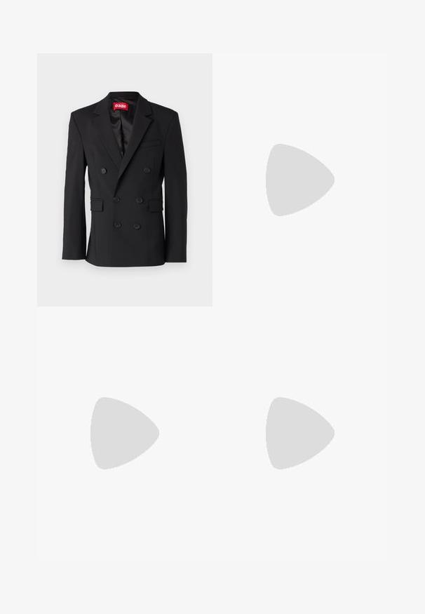 Blazer nero a doppio petto in tessuto liscio. Presenta rever a sane, due tasche frontali e sei bottoni neri lungo la parte anteriore.; Maglietta nera a maniche corte realizzata in un morbido misto cotone, con scollatura a girocollo e un design minimalista senza motivi o dettagli.; Pantaloni neri realizzati in tessuto morbido, con chiusura frontale a bottone, pieghe e gambe dritte. Nessun motivo o accento visibile.; Scarpa da uomo in pelle nera con texture liscia, punta arrotondata e cinque occhielli. Presenta un tacco basso impilato e dettagli di cucitura sottili.