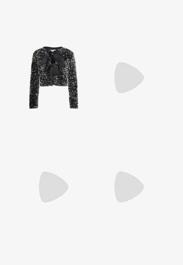 Schwarze Pailletten-Cropped-Jacke mit langen Ärmeln, die an Hals eine Schleifenbindung hat und ein glattes Innenfutter besitzt.; Helles beige, kurzes Tanktop mit dünnen Trägern, geradem Ausschnitt und zwei Fronttaschen. Glatte Textur und minimalistisches Design.; Schwarze Denim-Jeans mit weitem Bein, Reißverschluss vorne, Fünf-Taschen-Design und dezenten Stickdetails. Glatte Textur und lässiger Stil.; Schwarze Lackleder-Mary-Jane-Schuhe mit spitzem Zeh, verstellbarem Riemen und Blockabsatz, die über eine glänzende Oberfläche und ein minimalistisches Design verfügen.