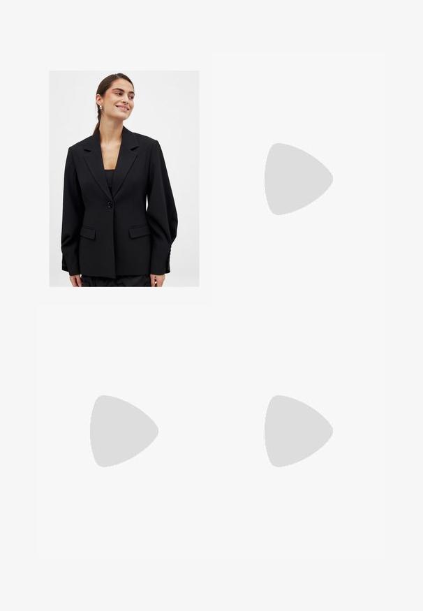 Schwarzes tailliertes Blazer mit einem einzelnen Knopfverschluss, Reverskragen, zwei vorderen Taschen und gepolsterten Schultern. Glattes Material und strukturierte Passform.; Weißes, enganliegendes Oberteil aus geripptem Stoff mit kurzen Ärmeln und gerafften Details an den Seiten für Textur und Form.; Schwarze weit geschnittene Jeans mit hoher Taille, ausgestattet mit Vorder- und Hintertaschen, gesteppten Nähten und einem Knopfverschluss. Glatte Textur.; Bershka High Heel Sandalette - black; Schwarze Lackleder-Handtasche mit geschwungenem Design, einem Schulterriemen, Vordertaschen und silberfarbenen Hardware-Akzenten.