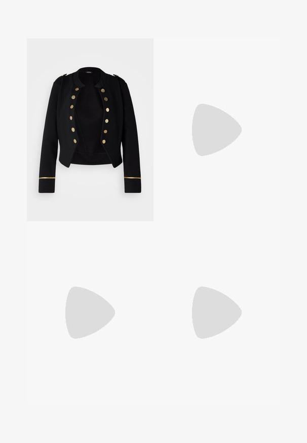 Chaqueta corta negra hecha de material suave, con grandes botones dorados y una franja dorada en las mangas. Diseño militar clásico.; Top de tirantes blanco con canalé, con un cuello redondo, diseño sin mangas y largo corto. La etiqueta dice "JJXX". Textura de tela suave.; Pantalones negros de pierna ancha con cintura elástica, fabricados en un tejido suave. Presentan un diseño limpio sin bolsillos ni detalles de costura visibles.; Zapatillas de ante negras y grises con un gran logo "N" en color crema, cordones morados y una suela de goma texturizada en color marrón.