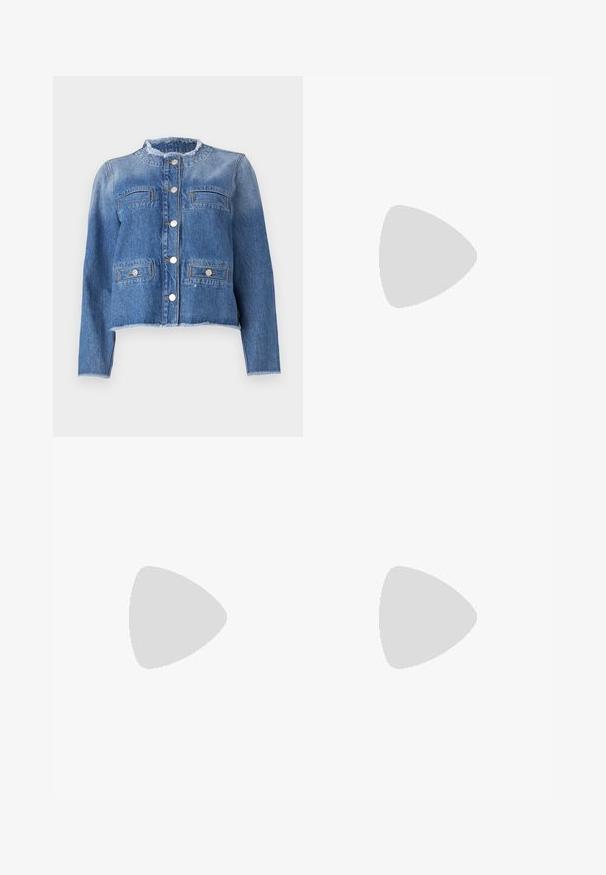 Zils džinsu jackets ar garām piedurknēm, īsiem piegriezumiem, divām priekšējām kabatām un sudraba pogām. Iezīmēts ar izplūdušu apkakli un apakšmalu.; Melnā halter tipa blūze, izgatavota no gludas auduma, ar mezglu detaļu ap kaklu un platām siksnām, kas savienojas ar aizmuguri.; Melni platleņķa bikses ar elastīgu jostasvietu, izgatavotas no gludas, vieglas auduma. Iezīmējās ar taisnu griezumu un bez redzamām rakstu detaļām.; Melnas ādas slingback zābaki ar smailu purngalu, ar šauru papēdi un zelta krāsas akcentu uz regulējama siksniņas. Gluda tekstūra.