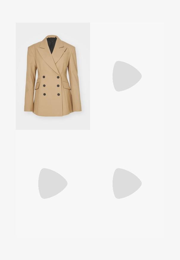 AllSaints SEVENH - Blazer - camel brown; Hvid kortærmet skjorte med knaplukning, spidse kraver og buet nederste kant. Lavet af bomuld med en glat struktur og uden synlige mønstre.; Lyseblå denim jeans med høj talje, bred benåbning, to sidelommer og plisseret design. Blød tekstur med et falmet finish.; Brune lædersandal med tynde stropper, der har en guldfarvet spænde og flad sort sål med zigzag kant.