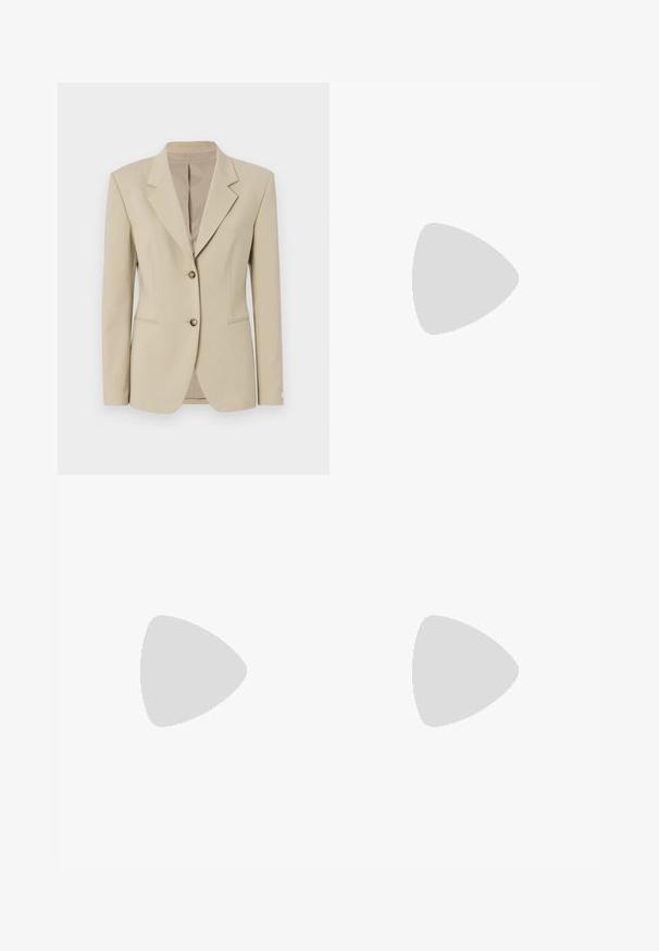 Blazer bej cu un design structurat, cu un front cu un singur rând de nasturi, rever ascuțit, două butoane și o textură ușoară. Dispune de o talie ajustată și buzunare.; Top scurt de culoare maro, realizat dintr-un material moale, cu guler rotund și o croială lejeră, având o textură netedă și fără modele vizibile.; Pantaloni largi dintr-o țesătură maro închis cu un tiv elastic, având o textură netedă și linii curate pentru un aspect elegant.; Sandale cu toc din piele patent bej, cu un design cu curea încrucișată, vârf deschis, curea ajustabilă la gleznă și toc pătrat. Textură netedă.