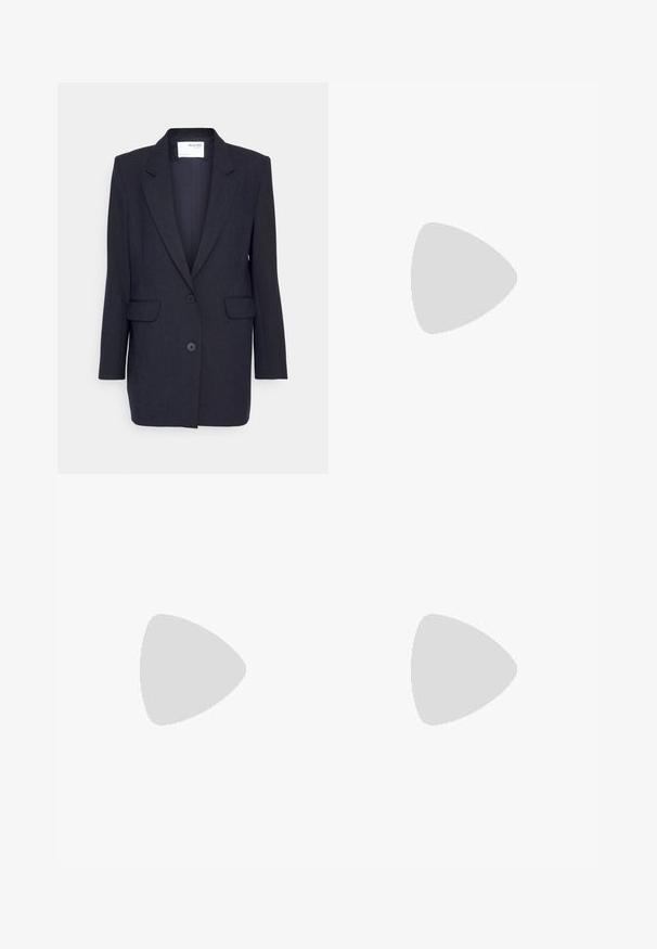 Mörkblå kavaj i textilerad tyg med notch-krage, två framfickor och dubbelknäppning. Långa ärmar.; Vit skräddarsydd topp i ribbat tyg med korta ärmar och rynkade detaljer på sidorna för textur och form.; Vita högmidjade jeans med vida ben, tillverkade av denim; har fem fickor, kopparnitar och dragkedjeöppning.; Vit högklackad sandal med en kraftig klack, med ett remdesign och ankelband. Slät textur med en plattform framtill för ökad höjd.