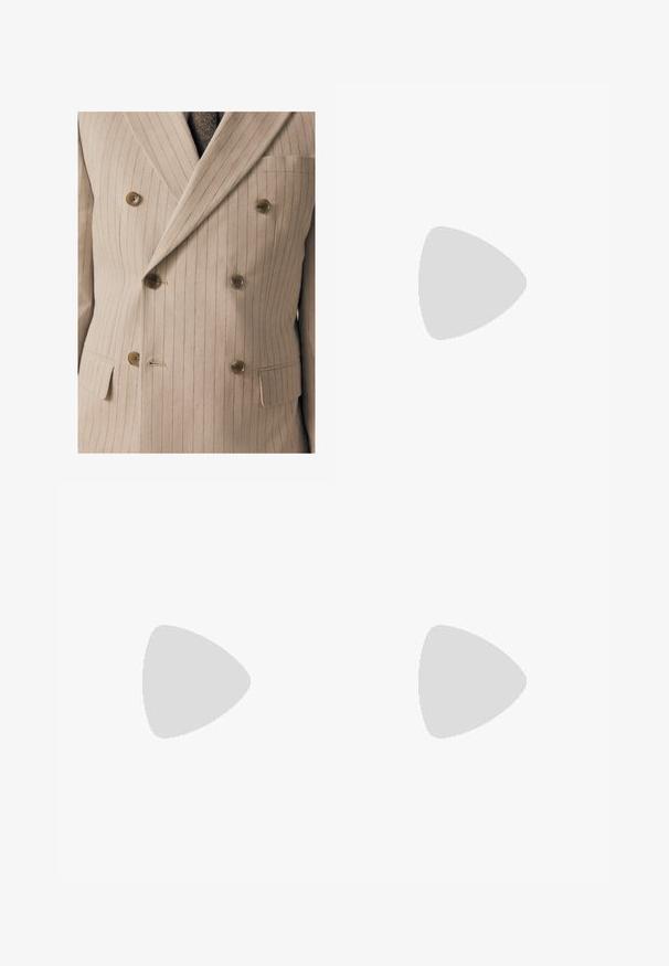 Veste de costume beige croisée avec de fines rayures verticales, dotée de boutons en bois, d'une poche poitrine et d'un tissu texturé.; Pull-over en V en tricot doux de couleur brun clair, avec des manches longues et des bords côtelés aux manches et à l'ourlet. Texture subtile sur l'ensemble du tissu.; T-shirt en coton blanc à col rond porté avec un pantalon plissé marine et une ceinture en cuir marron avec une boucle en or.; Pantalons en lin vert olive avec un pli avant, dotés d'une fermeture à bouton et d'une doublure à carreaux contrastante au niveau de la taille.; Chaussures de ville synthétiques noires avec un devant cousu bien visible, semelle intérieure rembourrée et semelle extérieure en caoutchouc plate ; design épuré avec un minimum de détails.; Lunettes de soleil noires et argentées avec une forme œil de chat, des verres dégradés et des accents métalliques sur la monture. Branches en plastique avec des embouts gris.