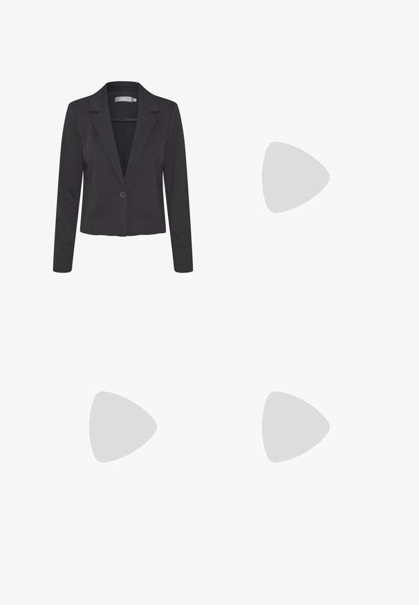 Črni krojeni blazer iz gladkega materiala, s pristriženo ovratnico, zapiranjem na en gumb in dolgimi rokavi.; Bela prilegajoča majica iz rebraste tkanine s kapicami in nabranimi detajli ob straneh za teksturo in obliko.; Bershka WIDE - Hlače - black; Bershka Sandali z visoko peto - black; Črna lakasta usnjena torbica s ukrivljeno obliko, enim ramenskim trakom, sprednjimi žepi in srebrnimi kovinskimi dodatki.