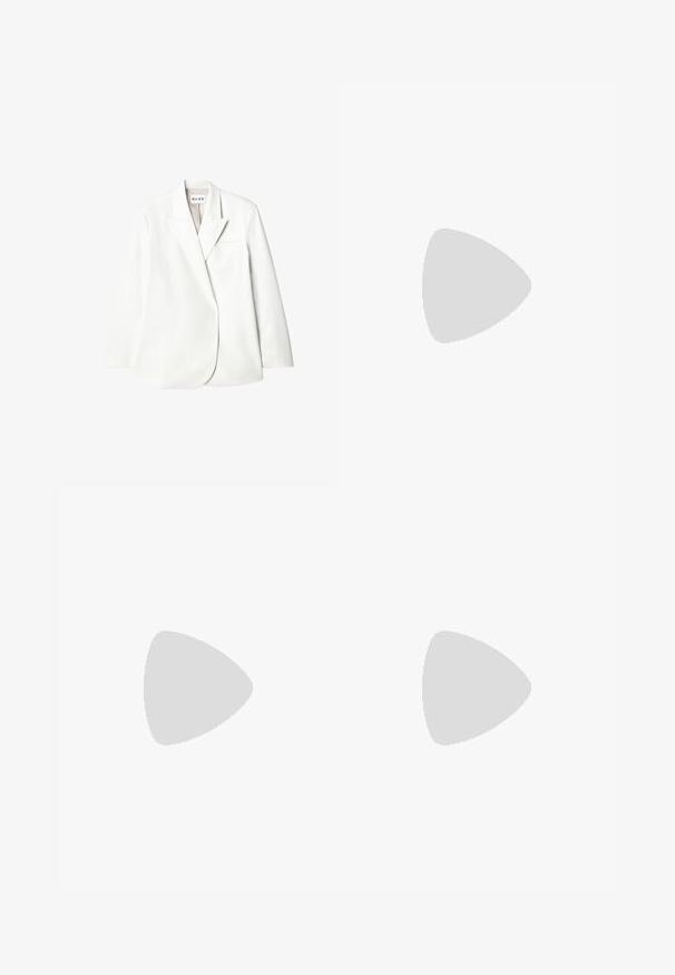 Blazer bianco realizzato in tessuto morbido, con rever a punta, una tasca sul petto e una silhouette sartoriale.; Vestito aderente nero con scollatura quadrata, maniche corte e texture a costine. Due varianti: tonalità nero chiaro e nero più intenso.; Décolleté bianco con punta affilata, caratterizzato da una tomaia liscia, sottili aperture e un tacco a blocco basso. La suola nera esalta il design.; Borsa a spalla in pelle nera con forma arrotondata, finitura lucida e accessori in argento. Persona che indossa pantaloni ampi neri e mocassini con borchie.; Orecchini oro lucido con un design curvato a forma di cerchio, caratterizzati da un accento sferico argento prominente. Finitura in metallo lucido, chiusura a perno.