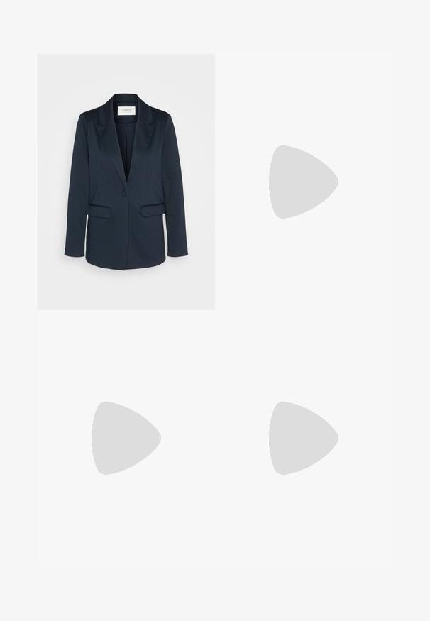Blazer marine en tissu doux, doté d'un revers cranté, d'une fermeture à un bouton et de deux poches avant. Texture lisse avec une coupe ajustée.; Haut blanc ajusté en tissu côtelé avec des manches courtes et des détails froncés sur les côtés pour ajouter de la texture et de la forme.; Stradivarius WITH BELT - Pantalon classique - white; Sandale blanche à talons hauts avec un talon épais, présentant un design à lanières et un lien autour de la cheville. Texture lisse avec une plateforme à l'avant pour une hauteur supplémentaire.