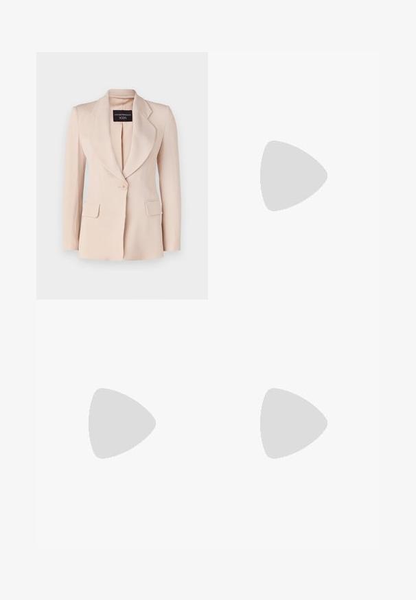Ανοιχτό ροζ σακάκι με προσαρμοσμένη εφαρμογή, με αυλακωτές πέτες, κλείσιμο με ένα κουμπί και δύο μπροστινές τσέπες. Φτιαγμένο από ριγέ ύφασμα.; Λευκή καμιζόλα με σχέδιο v-neck, λεπτές τιράντες, υφασμάτινες λεπτομέρειες από δαντέλα στους ώμους και κυρτή τελείωση. Λείο υλικό.; Μπεζ παντελόνια σε ίσια γραμμή από λείο ύφασμα, με επίπεδο μπροστινό μέρος και πτυχώσεις, φερμουάρ και θηλιές ζώνης. Συνολικά κομψή γραμμή.; Λαμπερό σανδάλι με ψηλό τακούνι σε μεταλλικό ροζ χρυσό, με υφή στην επάνω πλευρά, ανοιχτή μύτη και λουράκι στον αστράγαλο με λεπτομέρεια χρυσής αγκράφας.