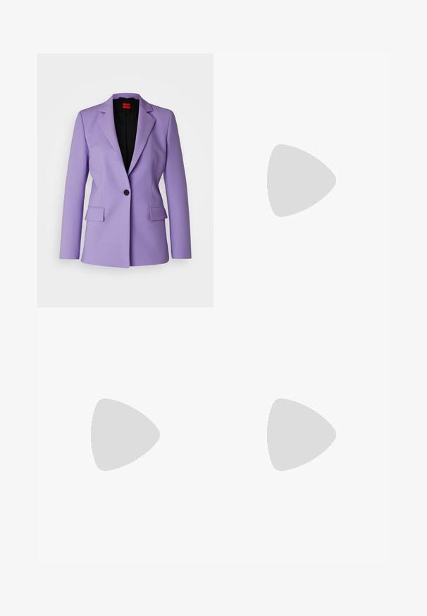 HUGO ATANA 2 - Blazer - open purple; Svart bomull T-skjorte med rund hals, korte ermer og et brodert logo på brystet. Enkel, avslappet passform uten mønstre.; Sorte skreddersydde bukser med rett silhuett, med en glatt tekstur og klare pressede bretter foran. Ingen synlig maskinvare.; Beige blokk-høydesandaler med tynne stropper og firkantet tå. Glatt materiale med minimale detaljer, designet for enkel bruk.