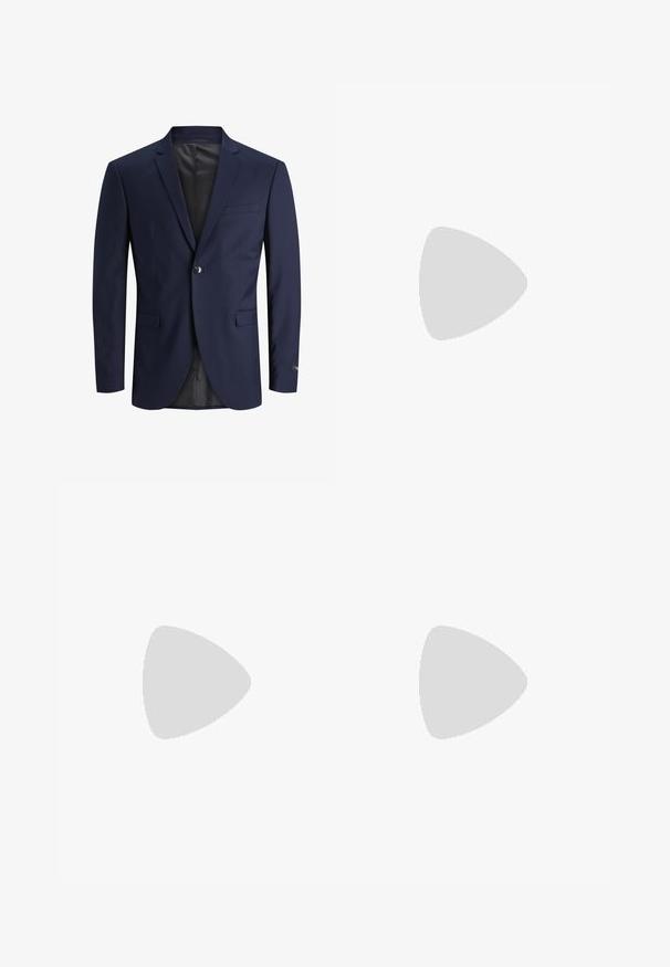 Blazer bleu marine en tissu lisse, avec une fermeture à deux boutons, des revers en notches, une poche poitrine et deux poches avant à rabat.; T-shirt bleu marine à manches courtes en coton doux, avec un col rond et un ourlet droit sans motifs visibles.; Pantalons noirs en tissu lisse, avec une coupe droite, deux plis avant et une taille standard avec passants de ceinture.; Mocassin en cuir noir avec une finition lisse, présentant un design cousu et une accent décoratif en chaîne métallique sur le rand. Talon plat.