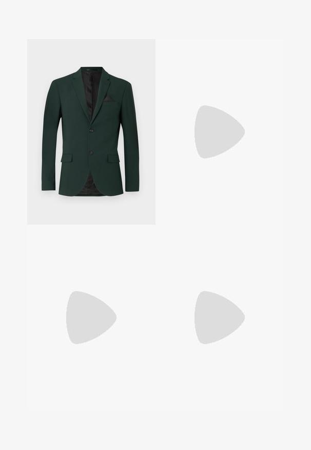 Dunkelgrüner Blazer mit zwei Knöpfen, Reverskragen und einer einzigen Brusttasche. Das Innenfutter ist schwarz. Glatte Stofftextur.; Dunkelblaues Langarm-Hemd mit Knöpfen aus glattem Stoff. Es hat einen klassischen Kragen, eine Vorderleiste mit passenden Knöpfen und geknöpfte Ärmel.; Schwarze maßgeschneiderte Hose aus glattem Material mit schlankem Schnitt, zwei vorderen Falten und einem flachen Bund ohne sichtbare Beschläge.; Schwarze Lederloafer mit glatter Oberfläche, abgerundetem Zehenbereich und einem kleinen dekorativen Riegel. Ausgestattet mit einem niedrigen, gestapelten Absatz und einem dezenten Markenlogo.