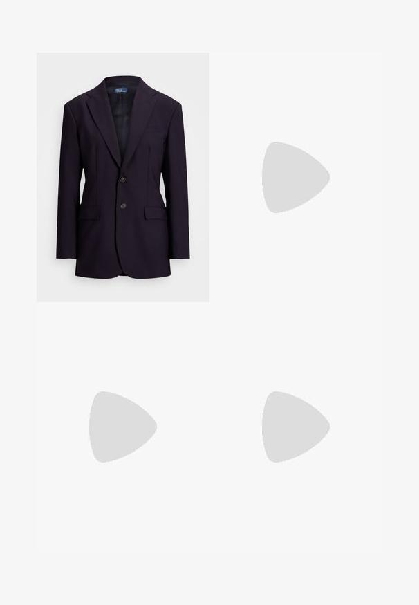 Temno moderna blazer iz teksturirane tkanine, s posameznim zapenjanjem, zareznimi reverji, dvema sprednjima žepoma in zapenjanjem na dva gumba.; Kratek rokav, prugast top v kremni in mornarsko modri barvi, z okroglim izrezom in kvadratnim dizajnom ter teksturirano tkanino.; Polo Ralph Lauren HEMP WIDE LEG PANT - Hlače - nevis; Bež visoke sandale s kvadratnim nosom, tankim trakicama okoli gležnja in blok peto. Gladka usnjena tekstura s podrobnostjo v zlati barvi.