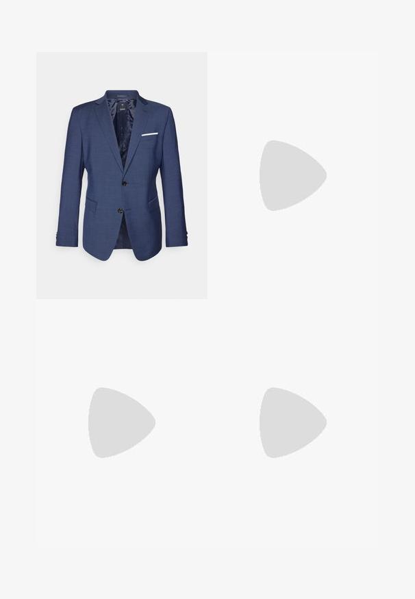 Marineblaues Blazer mit strukturiertem Design, zwei Knöpfen, eingekerbten Revers und einer Brusttasche mit weißen Akzenten. Texturierte Stoffoberfläche.; Zwei Poloshirts: eines in marineblau und eines in Weiß, beide mit einem kleinen rot, weiß und blauen Akzent auf der Brusttasche und dem Kragen.; Dunkelblaue Jeans im Slim Fit mit subtiler Verwaschung, fünf Taschen und einem Metallknopfverschluss. Genähte Akzente in kontrastierender Farbe.; Weiße Sportschuhe aus synthetischem Material. Mit glatter Oberfläche, runder Zehenpartie, Schnürdesign und gestreiften Akzenten an den Seiten.