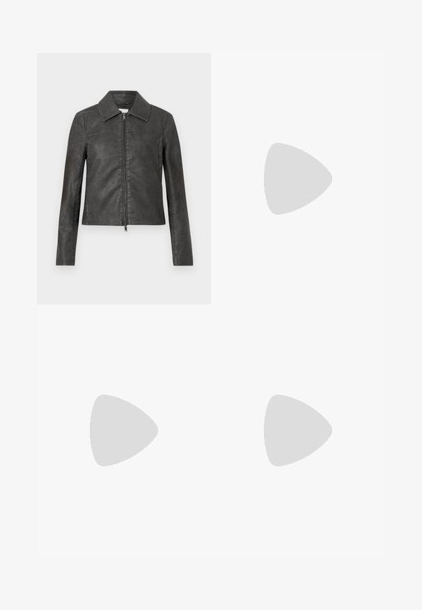 Crna kožna jakna s ovratnikom, prednjim zatvaračem na patent, i dugim rukavima s minimalnim detaljima šivanja.; Bjela košulja na dugih rukava od glatkog pamuka, s klasičnom kragnom i zakrivljenim rubom. Dugmad su mala i bijela.; Hlače širokih nogavica u tamnosivoj tkanini, s visokim strukom, jednim naborom i glatkom teksturom s urednim završetkom na rubovima.; Crne lakirane cipele s šiljastim prstima, blok-petom i remenom oko gležnja, uparene s sivim rebrastim čarapama do koljena i smešnom suknjom od antilopa.; Crna torba od umjetne kože s teksturom krokodila, s cinčanim vrhom i naboranom trakom. Izgleda mekano i kompaktno u dizajnu.