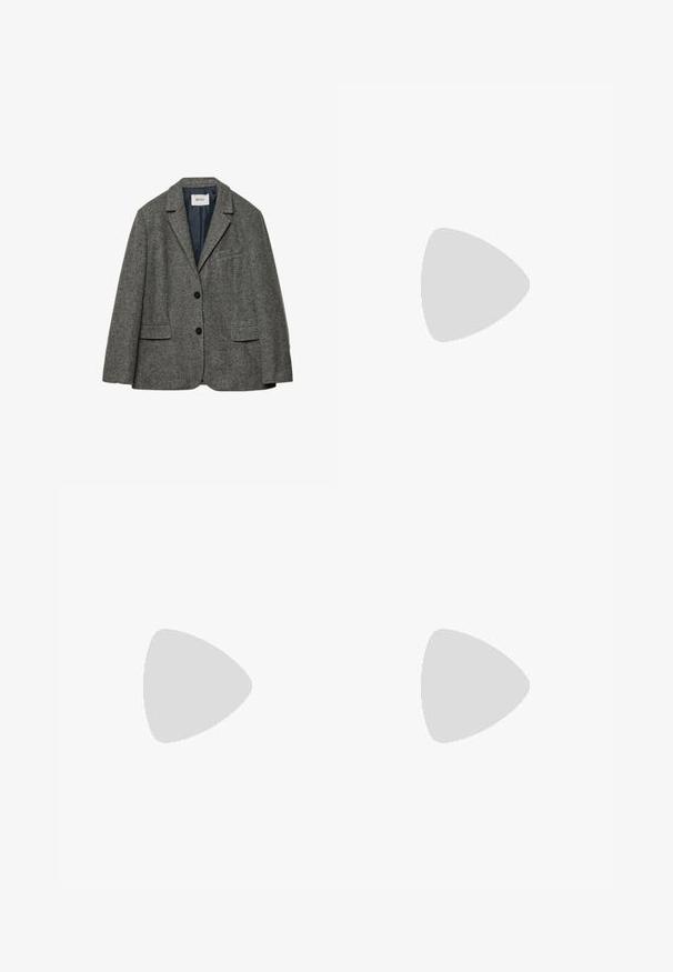 Blazer grigio in lana con due tasche frontali, rever a pattina e chiusura a un bottone. Presenta un rivestimento azzurro liscio.; Top corto senza maniche nero realizzato in tessuto liscio, con scollatura rotonda e un design pulito e semplice, privo di pattern o accessori.; Pantaloni neri a gamba dritta, con tasche frontali e spacchi laterali all'orlo. Realizzati in tessuto morbido e liscio. Adatti a diverse occasioni.; Tacchi slingback in pelle verniciata nera con punta affusolata, design con tagli laterali e tacco quadrato piccolo. Texture liscia con dettagli minimi.