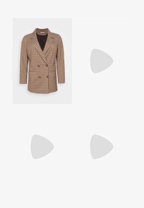 ONLY Carmakoma CARDITA CHECK - Blazer - semolina/tortoise shell; T-shirt sem mangas preto com acabamento em renda frisada na barra. Apresenta alças finas e um design justo. Feito de um tecido elástico.; Saia lápis preta, franzida, com detalhe de laço e uma fenda lateral. Feita de um tecido elástico, apresenta uma textura suave e um design justo ao corpo.; Sapato de salto alto preto com bico puntiagudo, superfície texturizada e um interior vibrante em rosa. Apresenta um salto grosso com detalhe em prata.