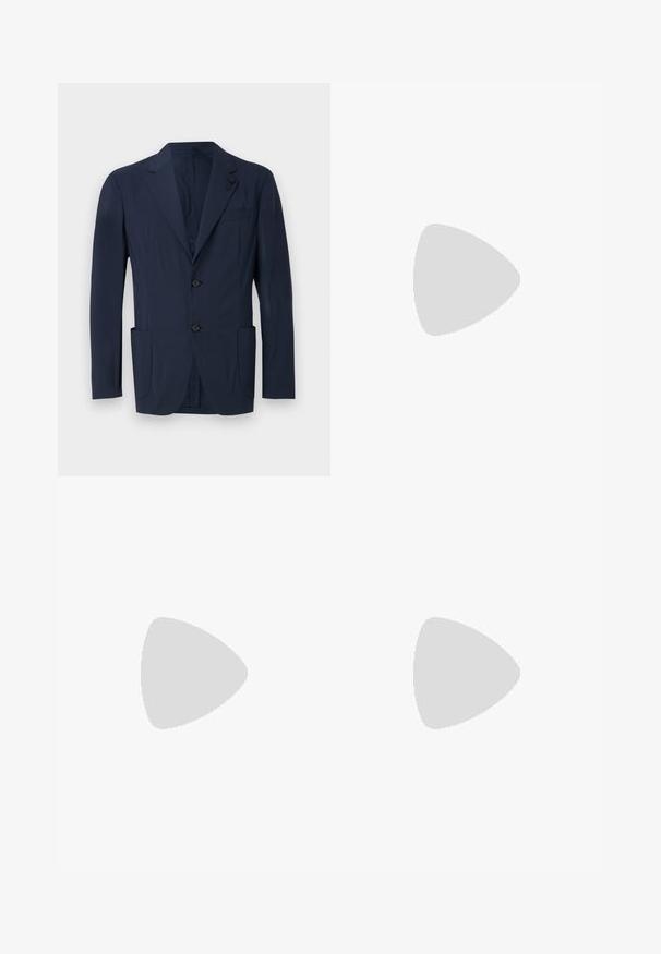 Blazer blu navy realizzato in tessuto liscio, caratterizzato da un design a un bottone, due tasche frontali, una tasca sul petto e dettagli sui rever.; T-shirt oversize nera a maniche corte con scollatura rotonda e etichetta del marchio Filippa K visibile all'interno del colletto.; Jeans in denim bianco con un design a gamba dritta, stile a cinque tasche e accessori in metallo sul davanti. Texture liscia senza motivi visibili.; Mocassino da uomo in pelle nera con tacco basso e design classico a striscia, mostrato in profilo laterale su sfondo bianco.