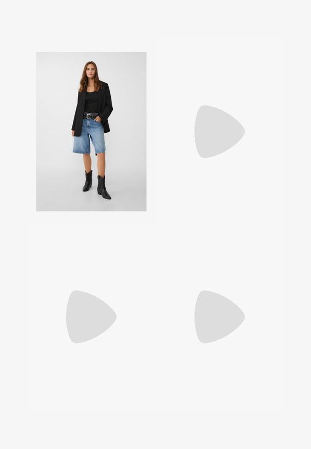 Schwarze Blazer über einem schwarzen Tanktop, kombiniert mit hellblauen Denim-Shorts und schwarzen Cowboy-Stiefeln. Der Gürtel hat silberne Nieten.; Zwei ärmellose, gerippte Rollkragenoberteile in Schwarz und Weiß, mit einer figurbetonten Passform und glatter Textur sowie einer cropped Länge.; Schwarze weite Hosen aus leichtem Stoff, mit einem Knopfverschluss vorne und flachem Bund, mit sorgfältig genähten Säumen.; Sportschuhe mit einem Obermaterial aus weißem Leder, grauer Wildleder-Zehenkappe und drei schwarzen Streifen. Sie verfügen über ein blaues Logo auf der Zunge und eine strukturierte Gummisohle.