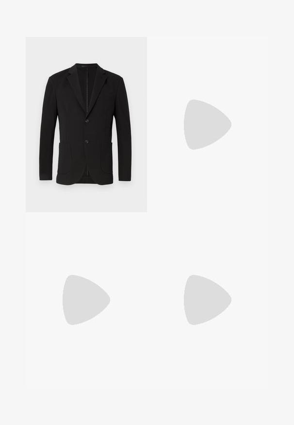 Črn blazer s prilagojenim krojem, z odrezanimi reverji, dvema sprednjima žepoma, žepom na prsih in gumbom za zapiranje. Gladka tkanina z mat površino.; Črna turtleneck pulover iz mehkega pletenega materiala. Ima dolge rokave in oprijet kroj z rebrastim ovratnikom in robom. Minimalno blagovno znamčenje.; Črne hlače z prilegajočim se krojem, ki imajo gladko teksturo in raven kroj. Pas ima zanke za pas in čist zaključek.; Črne lakirane usnjene čevlje z zaobljenim nosom, vezanjem in gladko, sijočo površino. Imajo nizko profilirano gumijasto podplat.