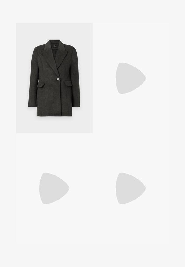 Dunkelgrau blazer mit einem Knopf, breiten Revers und aufgesetzten Taschen, taillierte Passform und langen Ärmeln auf einem einfarbigen weißen Hintergrund.; Weißes Baumwoll-T-Shirt mit kurzen Ärmeln, Rundhalsausschnitt und lockerer Passform. Glatte Textur, keine Muster oder Akzente, minimalistisches Design.; Schwarze, taillierte Hose mit geradem Bein, aus einem glatten Stoff und mit klaren Falten an der Vorderseite. Keine sichtbare Hardware.; Schwarze Leder-Sandale mit Blockabsatz und einem breiten Riemen über dem Zeh sowie einem verstellbaren Knöchelriemen, die ein schlankes, minimalistisches Design aufweist.
