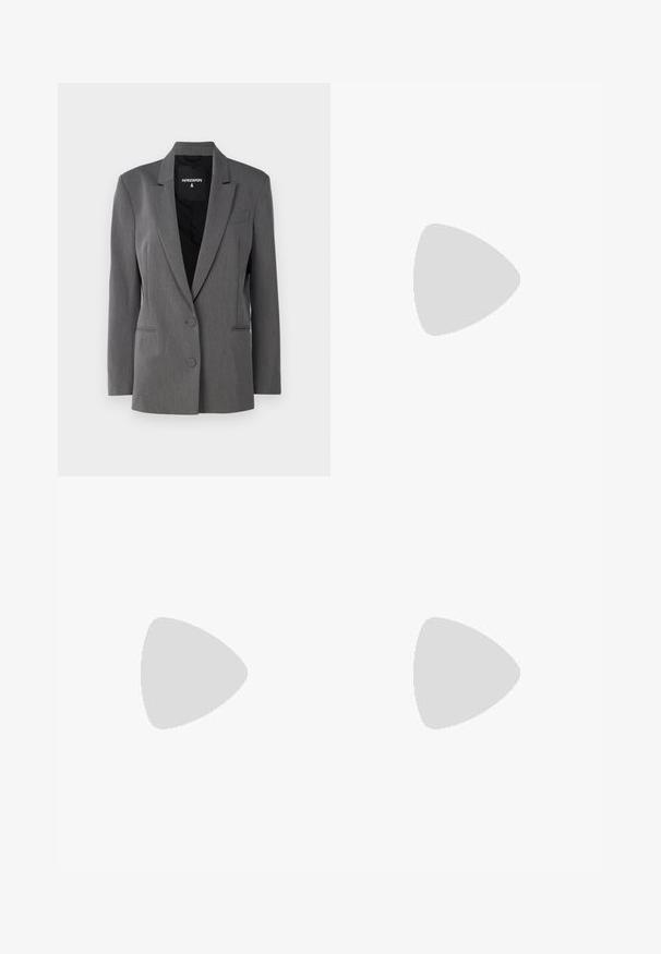 Grå blazer lavet af tekstureret stof. Har en skrå krave, to frontknapper og en enkelt brystlomme. Fôret indre.; Hvid cropped T-shirt, korte brede ærmer, blødt bomuldsstof, rund halsudskæring med diskret orange kant, minimalistisk design uden mønstre eller grafik.; Sorte bukser med lige pasform, der har dobbelte folder, en glat tekstur og et klassisk taljedesign. Ingen synlige hardware eller accenter.; Sorte hælede sandaler med en skinnende lakfinish, der har flere stropper, cirkulære hardware-detaljer og en chunky firkantet hæl.