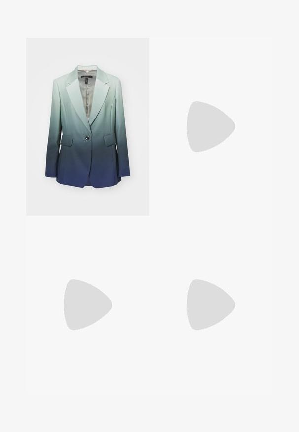 Ombre-Blazer, der von Hellgrün zu Dunkelblau übergeht, aus glattem Stoff gefertigt, mit einem einzelnen Knopf, zwei Fronttaschen und Revers.; Zwei ärmellose Oberteile in Schwarz und Weiß, aus geripptem Baumwollstoff, mit runden Ausschnitten und einem taillierten Design. Etiketten auf beiden sichtbar.; Schwarze Hosen mit glatter Textur, geradem Bein und tailliertem Bund. Sie verfügen über eine schlichte, klassische Silhouette ohne zusätzliche Muster.; Grüne und schwarze Wildledersneaker mit cremefarbenen Streifen, ausgestattet mit einer strukturierten Oberseite und Schnürverschluss, vor einem gelben Hintergrund.