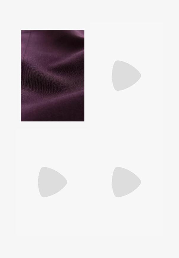 Tisă de culoare violet închis cu o textură netedă, prezentând modele țesute subtile și un ușor luciu, reflectând lumina într-un mod delicat.; Even&Odd Petite 2 PACK - Top - light grey/black; Blugi cu talie înaltă, de culoare albastru deschis, cu croi larg, prevăzuți cu nasture și fermoar la față, bucle pentru curea și un stil cu cinci buzunare.; Botine maro din suede cu platformă, cu panouri elastice pe laterale și mânere portocalii, asortate cu o fustă din denim deschis până la genunchi, pe un podea din lemn.