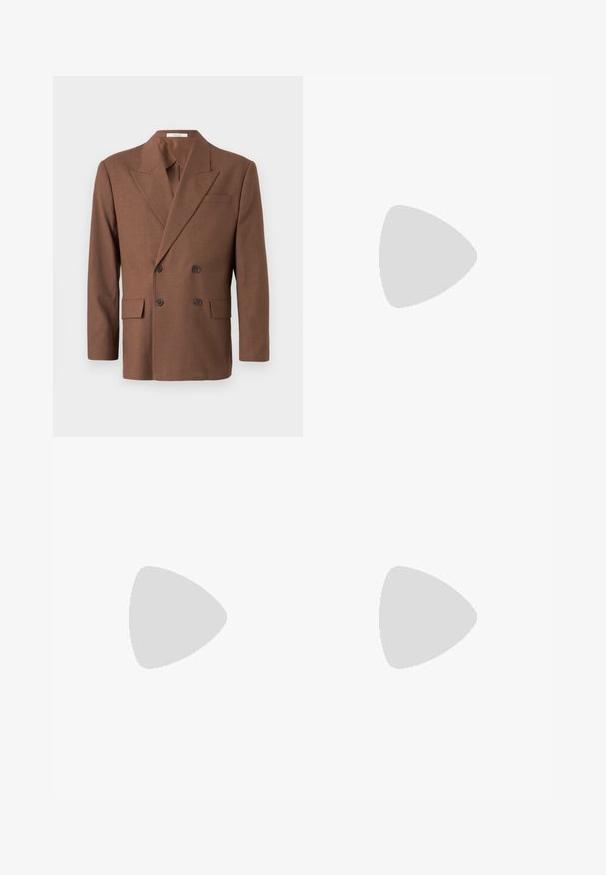 Brun dobbeltradet blazer laget av teksturert stoff, med utsvingt krage, to frontlommer og mørke knapper.; Brun strikket ermeløs topp med ribbestruktur, høy hals og splitt på sidene. Har en tettsittende hem og myk stoff.; To skjorter med lange ermer: en lys rosa, en hvit. Begge har spisse krager og knappelukking. Glatt stoff uten mønstre.; Brune skreddersydde bukser med rett passform, synlige folder, frontlommer og en enkelt knappelukking i livet. Jevn tekstur.; Sorte lærloafers med en glat overflade, en flad sål og en rund tå med en dekorativ rem over toppen.; Grønn slips med paisley-mønster i oransje og blått. Laget av stoff, har den en spiss ende og et lite merke på den smale enden.