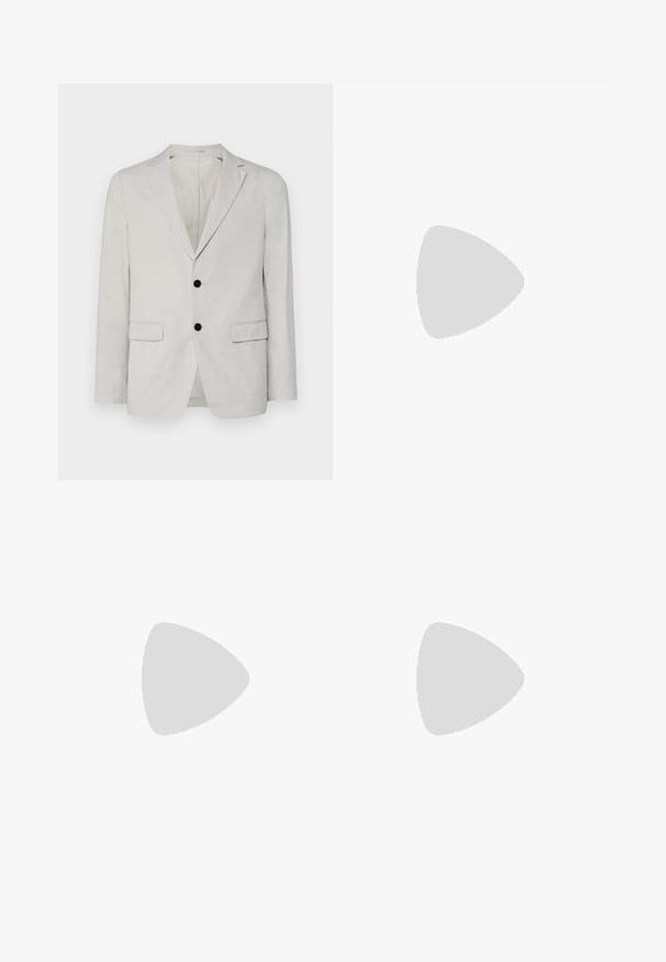 Hellgrauer Leinenblazer mit einreihigem Design, zwei Vorderaschen und schwarzen Knopfverschlüssen. Glatte Textur, mit Reverskragen.; Graues T-Shirt mit kurzen Ärmeln aus weichem, strukturiertem Stoff. Verfügt über einen klassischen Rundhalsausschnitt und einen geraden Saum, geeignet für legere Trageanlässe.; Marineblaue Stoffhose mit geradem Bein, Gürtelschlaufen, vorderem Knopfverschluss und Seitentaschen, präsentiert vor einem weißen Hintergrund.; Weiße und schwarze Sneaker mit einem Obermaterial aus glattem Leder, strukturierten Akzenten und einer massiven weißen Sohle. Verfügt über ein klassisches Schnürdesign.