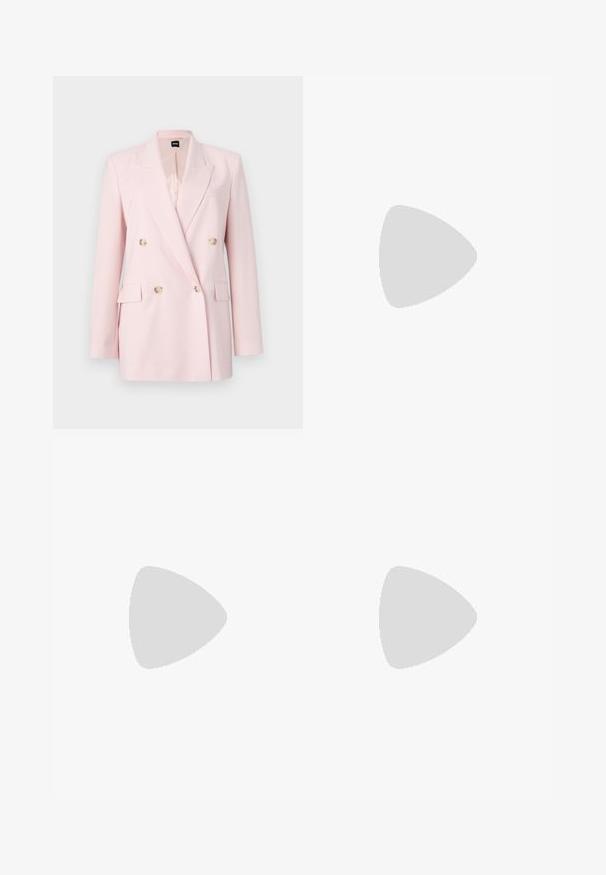 Heled roosa topeltkootud bleiser, mis on valmistatud siledast kangast, millel on kullatooni nupud, krae ja kaks eesmist taskut.; Valge lühikeste varrukatega topp pehmest kangast, ümmarguse kaelusega ja kokkutõmbumise detailidega vööl, et saavutada figureeriv välimus.; Laia jalad kerge beeži kangaga, millel on voldid, kõrge vöökoht ja sile tekstuur ilma nähtavate kaunistusteta.; Must hõbedavärvi patendiga slingback kontsakingad terava varbaga, kitsas konts ja peene lõikega disain. Statistika on kuldne pandla rihmal.