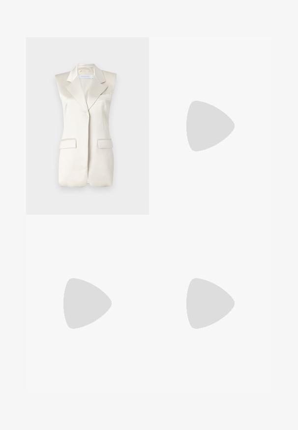 Ärmlös beige blazer med skarpa slag, sidofickor och en slät satinfinish. Har en skräddarsydd design och minimala sömsyn.; Olivgrön ärmlös topp med en omslagdesign, tillverkad av ett slätt, glänsande material. Har en knuten detalj på sidan för justerbar passform.; Mörkgröna utsvängda byxor i ett glänsande tyg, med en slät yta och ett dragkedjestängning bak.; Silverfärgade högklackade sandaler med en smal tårem, ankelsnodd med spänne, elegant design och slät metallisk yta.; Bruna skilpaddssolglasögon med ovala linser och mörkgrå ton. Har en accent i guldton på bågarna. Slät plastyta.; Silverarmband med flera klara, runda och fyrkantiga kristaller i en symmetrisk mönstring med lås.