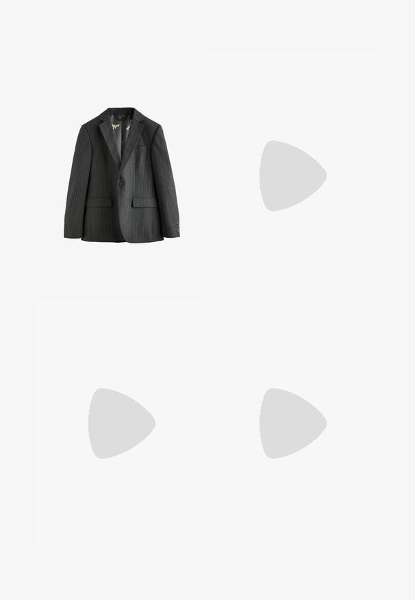 Blazer noir à rayures, à boutonnage simple avec revers crantés, poches à rabat et doublure intérieure à motifs. Comprend des manchettes boutonnées.; T-shirt noir à col rond et manches courtes avec un ourlet droit, présenté à plat sur un fond blanc.; Next REGULAR FIT -CHECK SMART - Chino - black; Chaussures en cuir noir avec une tige texturée, bout rond, design à lacets et semelles en caoutchouc épaisses dotées d'un motif de semelle.