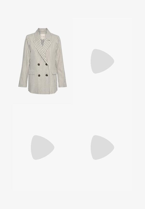 Blazer doppiopetto di crema con righe verticali blu navy. Dotato di revers a punta, due tasche frontali e bottoni scuri. Tessuto testurizzato.; T-shirt bianco a maniche corte con ampio scollo, realizzato in tessuto morbido e leggero. Texture liscia, design semplice, senza motivi o accentuazioni visibili.; Jeans in denim blu chiaro a vita alta, con una vestibilità a gamba dritta, dotati di cinque tasche e chiusura con zip e bottone. Texture classica sbiadita.; Sneaker navy e beige con materiali in rete e scamosciato, dettagli bianchi, suola spessa e lacci; presenta un logo "N" ben evidente di lato.