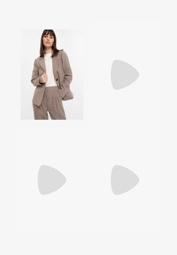 Karierter Blazer in Braun- und Cremetönen mit lockerer Passform, Reverskragen und großen Knöpfen, kombiniert mit passenden Hosen. Glatte Stofftextur.; Spitzenbluse in Off-White mit aufwendigen Mustern, langen Ärmeln, einer Knopfleiste und einem Stehkragen. Zarte Verzierung an den Manschetten.; Schwarze Lederbermudas mit hoher Taille, elastischem Bund, abnehmbarem Bindegürtel und glatter Textur. Mit flacher Vorderseite und seitlichen Taschen.; Weiße High Heels mit spitzer Zehenpartie, glattem Ledertextur und schlankem Stiletto-Absatz. Minimalistisches Design mit dezenten Akzenten.; Weiße Lederhandtasche mit goldenen Beschlägen, einer Klappe an der Vorderseite und schwarzem Rand, ausgestattet mit einer Kettenriemen, der quer über den Körper getragen wird, kombiniert mit einem hellblauen Hemd.