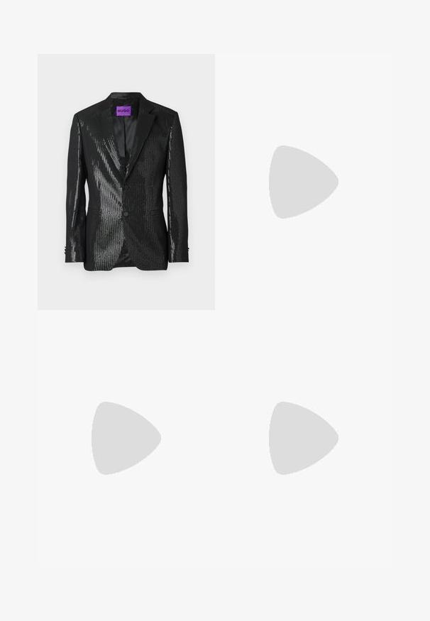 Czarny żakiet z cekinową teksturą, pojedyncze zapięcie, dwie przednie kieszenie i klapy wyłamywane. Wewnątrz znajduje się fioletowa metka "HUGO".; Czarna koszula z długim rękawem, z zapinaniem na guziki z przodu, klasycznym kołnierzykiem i zaokrąglonym dołem; posiada czarne guziki i czerwone logo wewnątrz kołnierzyka.; Granatowe spodnie o dopasowanym kroju, z gładką fakturą, wyraźnymi kantami i płaskim przodem. Zamek błyskawiczny ukryty w kroku.; Czarne skórzane sneakersy z teksturowaną cholewką, miękkim kołnierzem i czerwonym logo. Posiadają grubą gumową podeszwę z wyraźnym wzorem bieżnika.