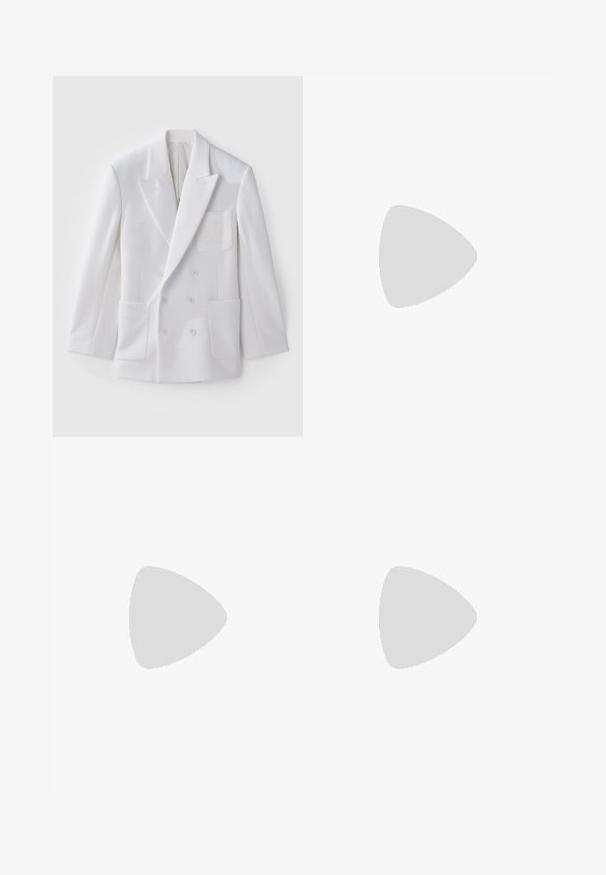 Weißes Doppelreiher-Jacket mit zwei Vordertaschen, Reverskragen und einem gestickten Patch auf der Brust. Glatte Textur, maßgeschneiderte Passform.; Weißes Baumwoll-T-Shirt mit rundem Halsausschnitt, kurzen Ärmeln und kleinem gesticktem Logo mit Bergen und Text auf der linken Brust.; Helle beige Sweatpants aus Baumwolle mit einem elastischen Bund, gerippten Bündchen und einem grünen Logo mit Blattdesign am linken Bein.; Weiße Leder-Sneaker mit runder Spitze, Schnürung und schwarzem Fersenakzent. Verfügt über ein kleines gesticktes Krokodillogo an der Seite.