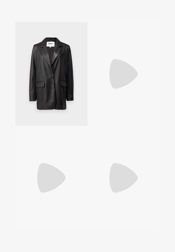 Blazer in pelle nera con revers a punta, chiusura a singolo bottone, tasche frontali e una texture liscia. Etichetta visibile all'interno con il marchio "ONLY".; T-shirt bianca in cotone a girocollo con maniche corte e una superficie liscia. Disegnata con una vestibilità rilassata per comfort e versatilità.; Jeans in denim neri a gamba larga con vita alta, design classico a cinque tasche e una leggera scoloritura. Tessuto resistente con una texture liscia.; Stivali neri alla caviglia con una finitura lucida, punta quadrata, tacco a blocco e pannello elastico laterale. Abbinati a pantaloni neri a sigaretta.