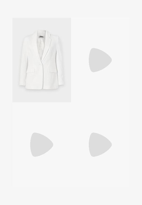 DRYKORN ATLIN - Kratka jakna - offwhite; Bijeli skraćeni T-shirt, široke kratke rukave, mekani pamučni materijal, okrugli izrez s suptilnim narančastim detaljem, minimalistički dizajn, bez uzoraka ili grafika.; Bijele pamučne hlače ravnog kroja, sa strukom srednje visine i bez vidljivih metalnih dijelova ili uzoraka. Glatka tekstura kroz cijelu dužinu.; Crne sandale na visokom petu od glatke kože, s kvadratnim vrhom, remenom oko gležnja i zlatnim akcentom na prednjem dijelu.
