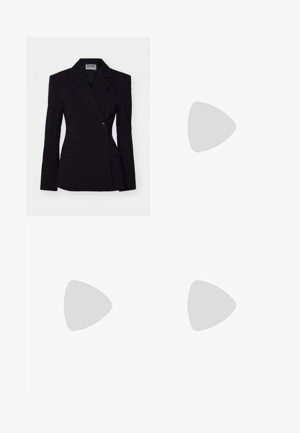 Weekday EDGAR SUITING  - Blézer - black; Fehér ujjatlan felső, kerek nyakkivágással. Simább anyagból készült, laza fazonnal és minimalista kialakítással rendelkezik. Nincsenek minták vagy díszítések.; Fekete, bőszárú nadrág sima anyagból, elülső gombos záródással, két oldalsó zsebbel és mély redők kialakítással.; Fehér, hegyes orrú, hátsó pánttal ellátott magassarkú cipők vékony boka pánttal. Finom bőrből készült, vékony tűsarkú, és fekete belső béléssel rendelkezik.