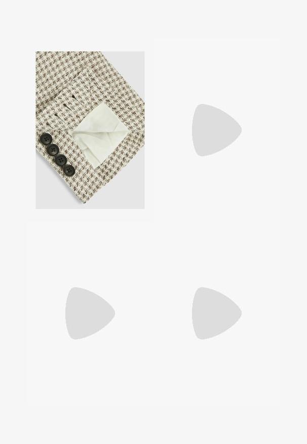 Teksturovana tkanina v bež in rjav zigzag vzorcu, s belo podlogo, vidno v žepu; štirje črni gumbi na robu.; Bela polo majica iz bombaža, z klasičnim ovratnikom, trojnim gumbom in žepom na levi strani prsnega predela; majhna blagovna znamka na robu.; Bež cottone hlače s ravnim krojem, ki imajo gumbasto zapiranje in nabore spredaj za dodatne detajle.; Beli in svetlo bež športni copat, s mrežastim zgornjim delom, perforiranimi detajli in teksturirano srednjim delom z blagovno znamko na peti.