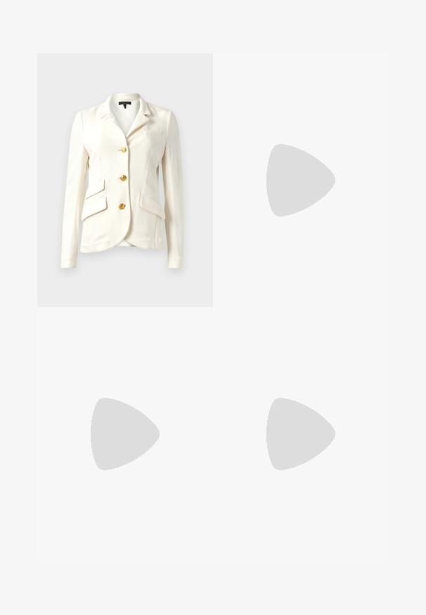 Weißes Blazer-Jackett aus strukturiertem Stoff, taillierter Schnitt, goldene Knöpfe, zwei Fronttaschen und eine Brusttasche. Klassischer Kragen und lange Ärmel.; Weißer ärmelloser Pullover aus glattem Baumwollmaterial, mit einem gerippten Saum und einem kleinen marineblauen Logo unten links. Einfaches Design, keine Muster.; Weiße maßgeschneiderte Hose mit hoher Taille, doppelten Vorderfalten und weiten Beinen mit umgeschlagenen Säumen. Hergestellt aus einem glatten, strukturierten Stoff.; Schwarze Leder- und Wildledersneaker mit einer hellbraunen Gummisohle. Verfügt über weiße Schnürsenkel und kleine Perforationen an den Seiten. Michael Kors-Logo vorhanden.