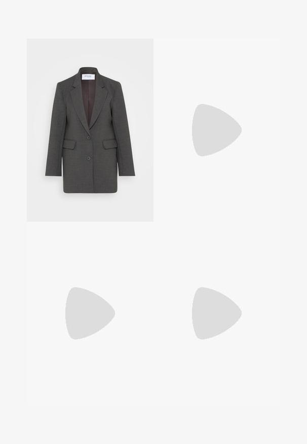 Grå blazer med en skräddarsydd passform, som har snibbade slag, två framfickor och två framknappar. Foder i en mörkare nyans.; Svart kortärmad topp gjord av stretchigt tyg, med en figursydd design och veckad detaljering på sidorna. Slät textur, klassisk form.; Svarta polyester culottbyxor med elastisk midja, två framfickor och en lös silhuett. Inga synliga mönster eller hårdvarudetaljer.; Svarta lackerade klacksandaler med fyrkantig tå, ankelremmar och silverfärgade spännen. Har en kraftig blockklack för stabilitet.