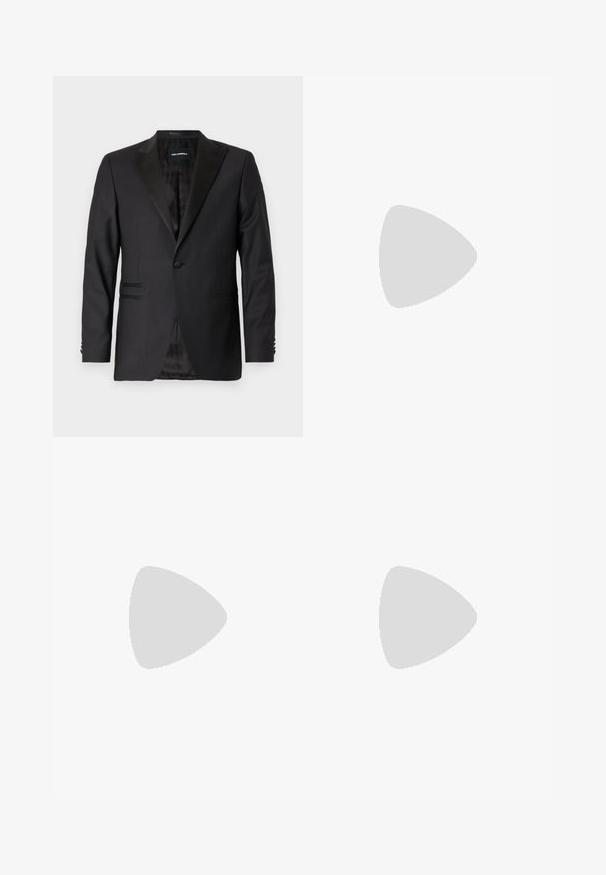 Zwarte blazer met een notch lapel, enkele knoop, gestructureerd ontwerp, textuurstof en twee voorke pockets. Gevoerde binnenkant met een patroon.; Zwarte blouse met lange mouwen, knoopsluiting aan de voorkant, klassieke kraag en ronde onderkant; voorzien van zwarte knopen en een rood logo binnenin de kraag.; Marineblauwe broeken met een getailleerde pasvorm, met een gladde textuur, scherpe plooien en een vlakke voorkant. Verborgen ritssluiting.; Zwarte leren dresschoenen met een gladde afwerking, vetersluiting, ronde neus en subtiele stiksels. Beschikt over een zwarte rubberen zool.