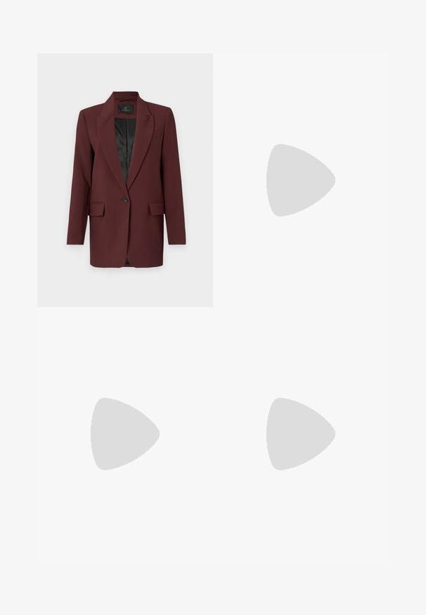 Bruuns Bazaar CINDYSUS  - Blazer - sassafras; Weißes Baumwoll-T-Shirt mit kurzen Ärmeln, Rundhalsausschnitt und lockerer Passform. Glatte Textur, keine Muster oder Akzente, minimalistisches Design.; Schwarze weite Hosen aus glattem Stoff, mit einem flachen Frontdesign, gefältelten Details und Gürtelschlaufen am Bündchen.; Schwarze Leder-High-Heel-Sandale mit verstellbarem Knöchelriemen, offenem Zehendesign und quadratischem Blockabsatz. Glatte Textur, minimalistischer Stil.