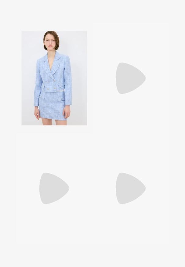 Modrý tvídový blazer a přiléhavá sukně s kostkovaným vzorem, dvouřadovým designem, stříbrnými knoflíky a bočními kapsami.; Světle růžový pletený svetr s kulatým výstřihem, žebrovanou strukturou na rukávech a lemu a volným střihem. Žádné viditelné vzory ani akcenty.; Světle modrá džínová sukně s distressed designem, obsahující třepené okraje, několik děr, pět kapes a zapínání na přední knoflík.; Hnědé kožené vysoké boty po kolena s kulatou špičkou, silným podpatkem a bočním zipem. Obsahují dekorativní zlatý kroužek a vázací akcent.; Průhledné plastové brýle čtvercového rámečku s průsvitnými čočkami, které mají zlaté akcenty na spáncích pro zvýraznění detailů.