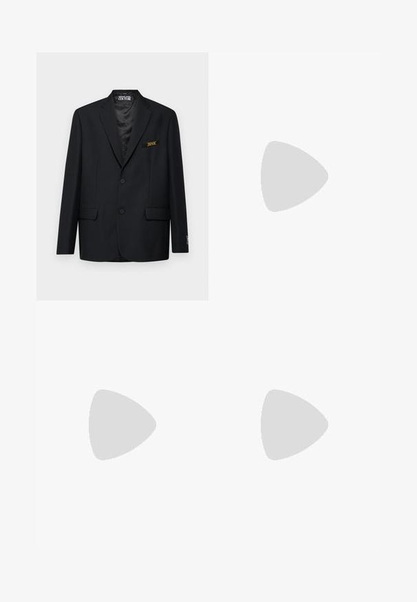 Blazer nero realizzato in tessuto strutturato, dotato di due bottoni, due tasche frontali e una toppa con logo sul lato sinistro del petto. Design con revers classico.; T-shirt nera a maniche corte con bande di testo bianco "Versace Jeans Couture" che corsette lungo le spalle e le maniche superiori.; Pantaloni leggeri neri con vita elastica, chiusura con cordino e orli con zip per una vestibilità regolabile. Texture liscia e elegante.; Sneaker nere in pelle con accenti bianchi, dettagli del logo rotondo, punta perforata e suola a contrasto. Presentano lacci bianchi e branding.