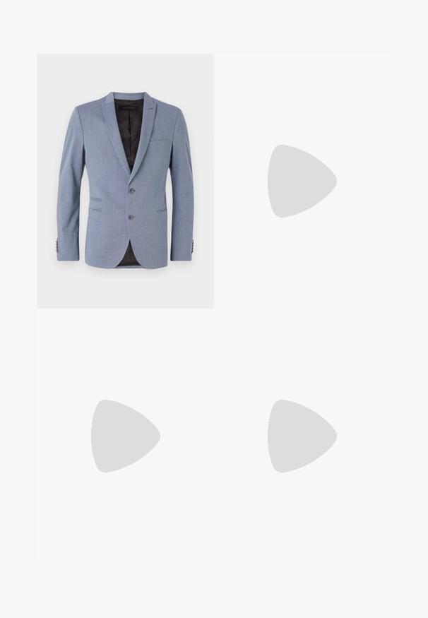 Ljusblå blazer i textilerat material, med två knappar, slagkrage, sidofickor och svart inredning.; Svart kortärmad T-shirt i en mjuk bomullsblandning, med rundad halsringning och en minimalistisk design utan mönster eller detaljer.; Svarta bomullsbyxor med rak passform, med knappstängning, bälteshällor och minimalistisk design. Slät textur, utan mönster.; Svart låg skor i läder med svarta snören och off-white sula, visas i sidoprofil på vit bakgrund.